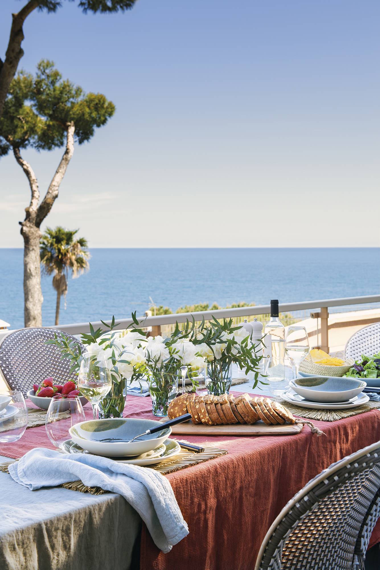 Comedor de verano en una terraza  con vistas al mar. 