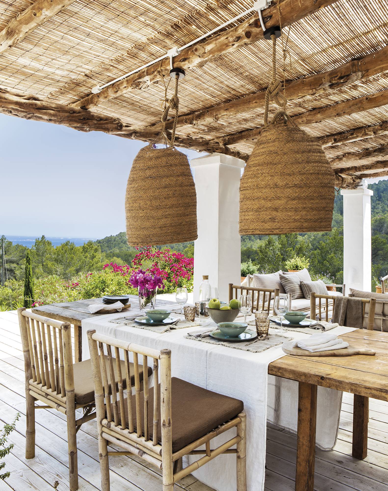 Un comedor exterior con bonitas vistas a Ibiza.