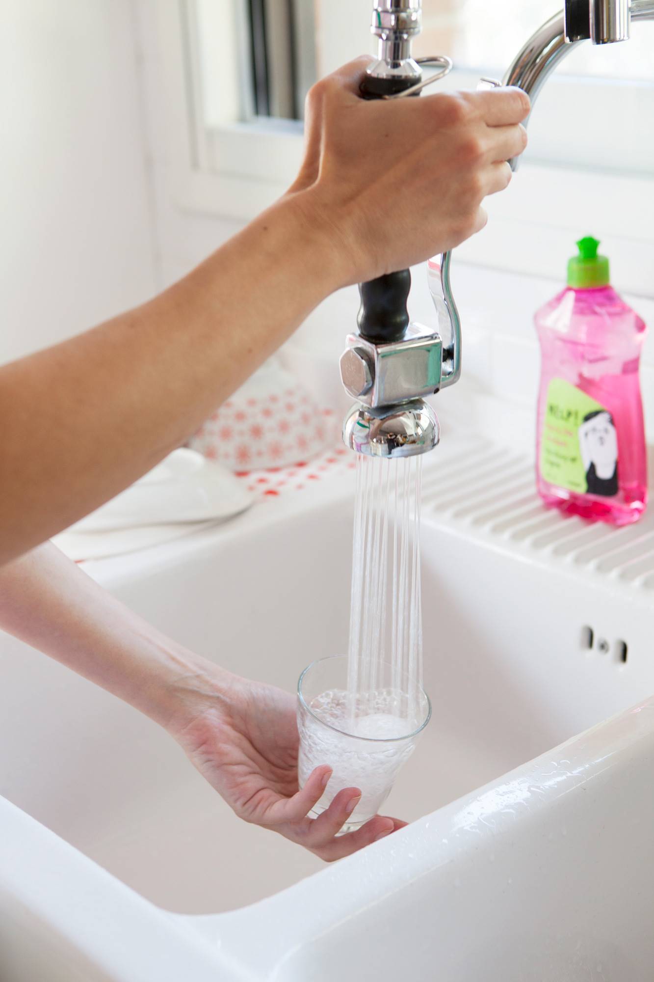 lavar los platos a mano o con lavavajillas