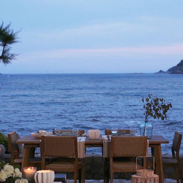  Día y noche en el porche: un mesa al aire libre muy mediterránea