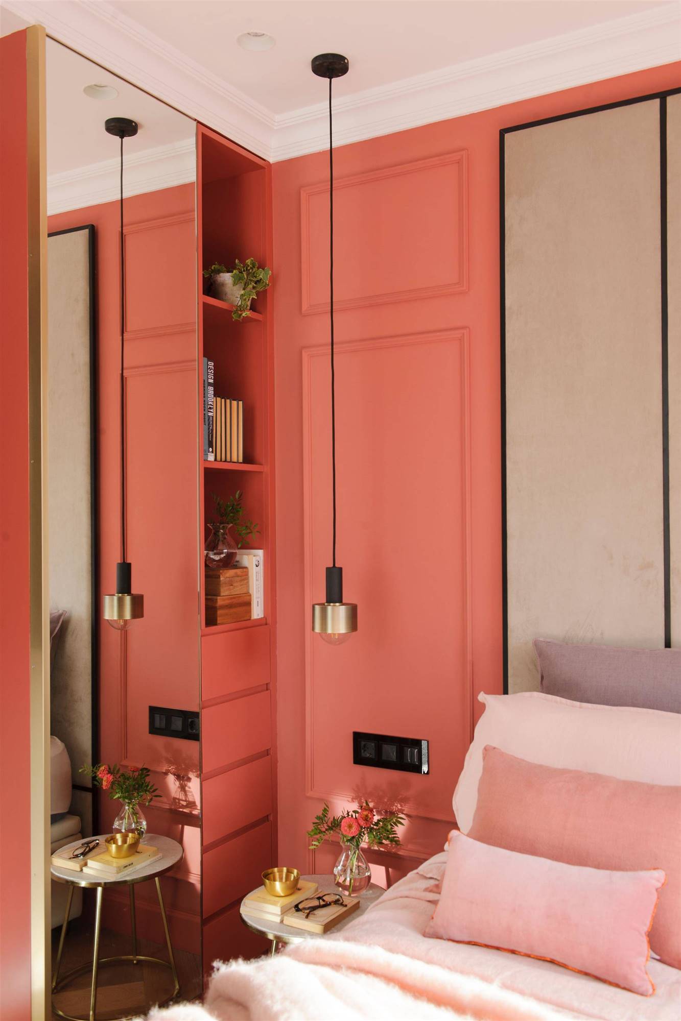 Dormitorio con molduras y paredes en color coral. 