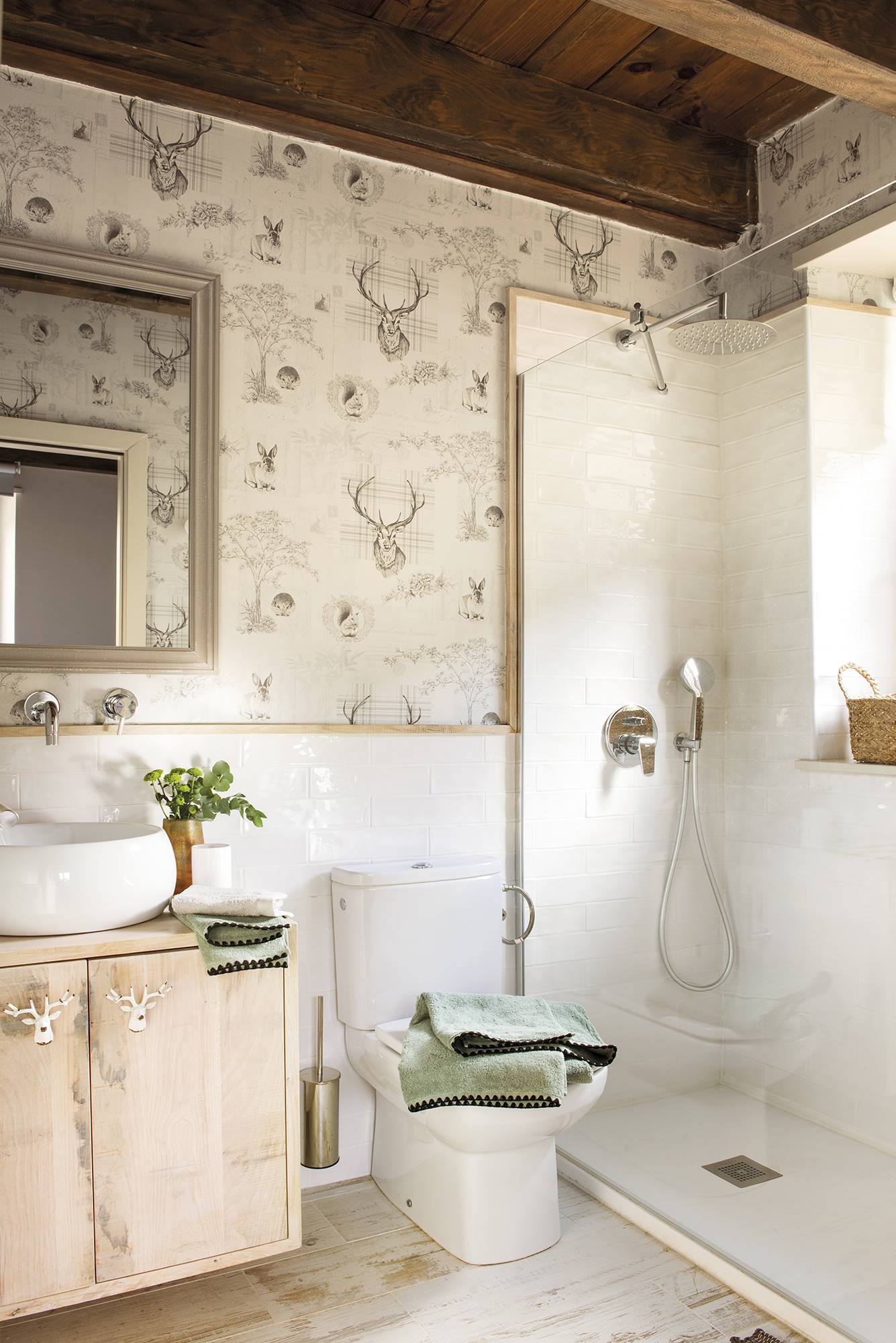 Baño rústico con revestimiento de azulejos blancos y papel pintado. 