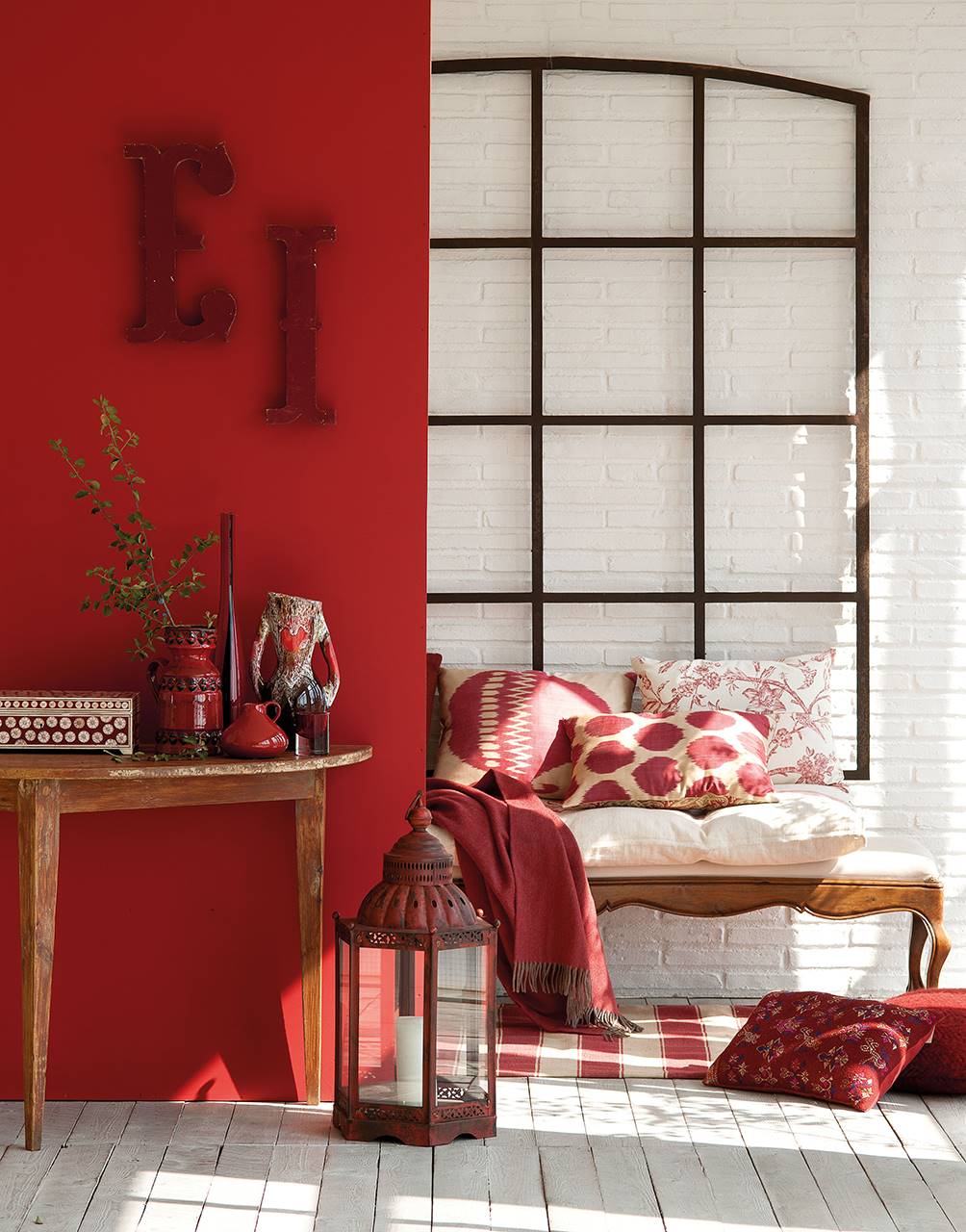 salon decorado en tonos rojos. Los colores "joya" y "especias"