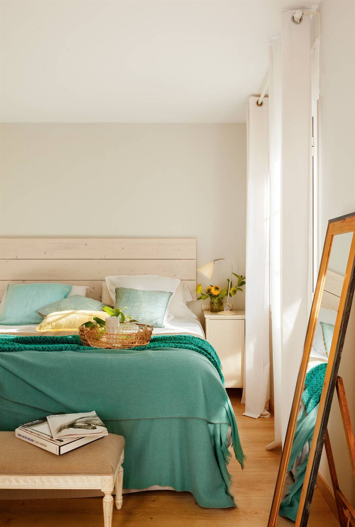 Dormitorio con cabecero de lamas de madera blanqueadas 00405973