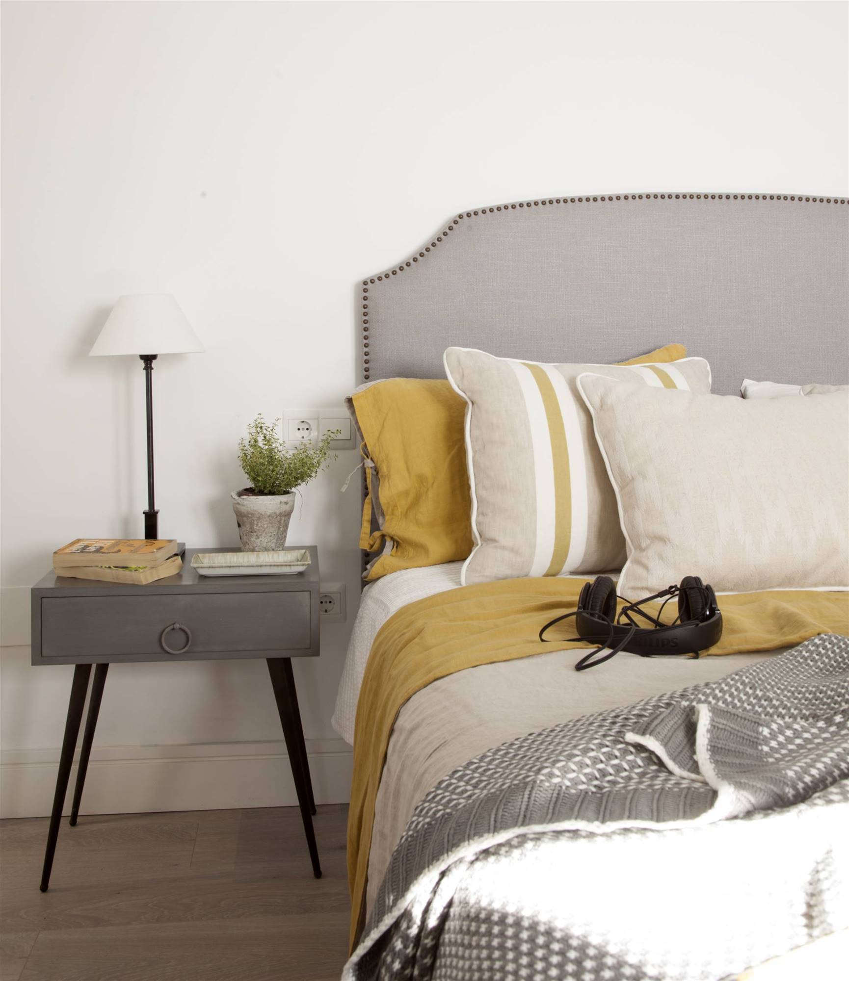Dormitorio con cabecero tapizado en gris y con tachuelas 00443001 O
