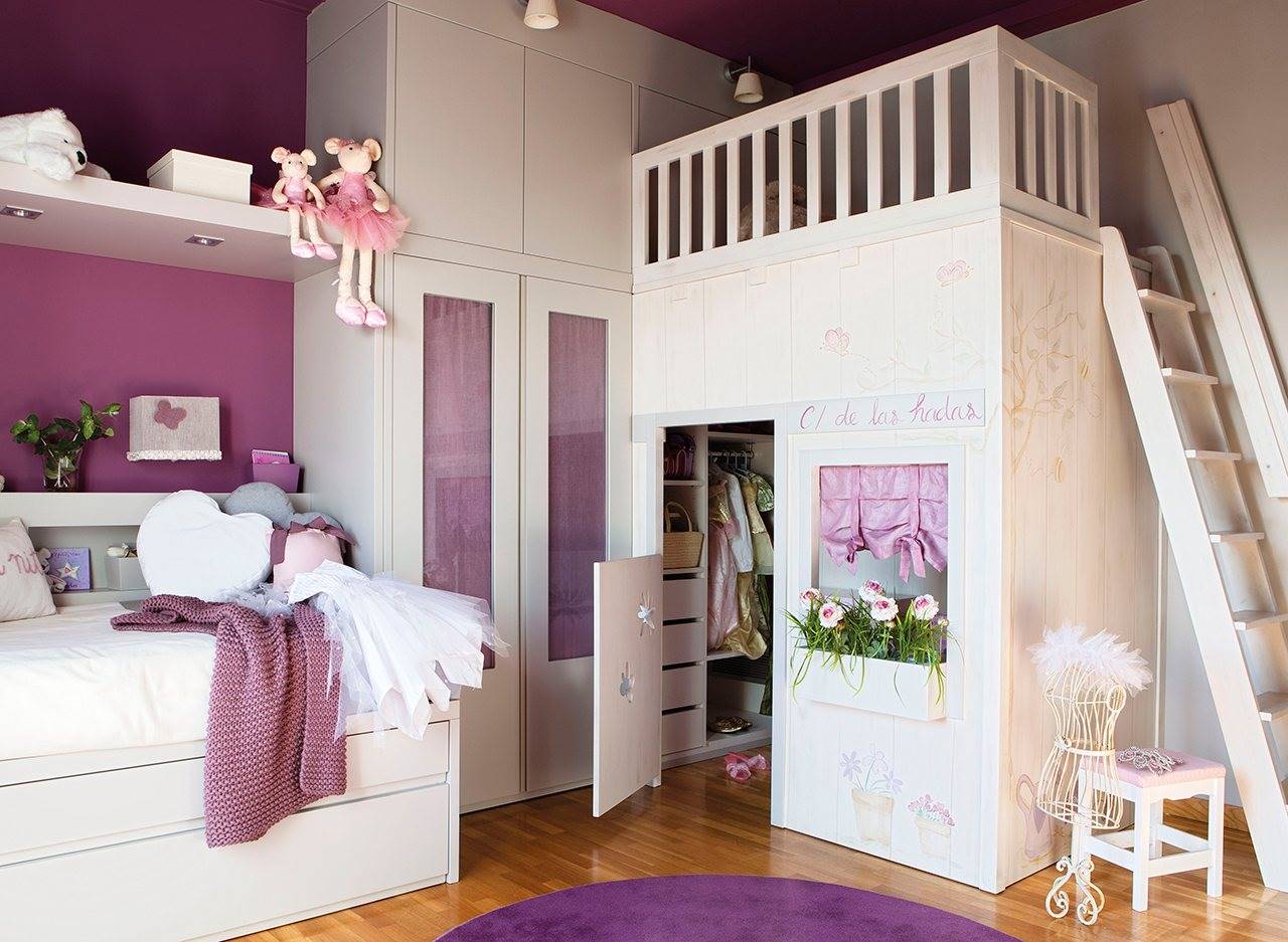 43. Habitación infantil con tonos violetas y casa con altillo como zona de juego 312798