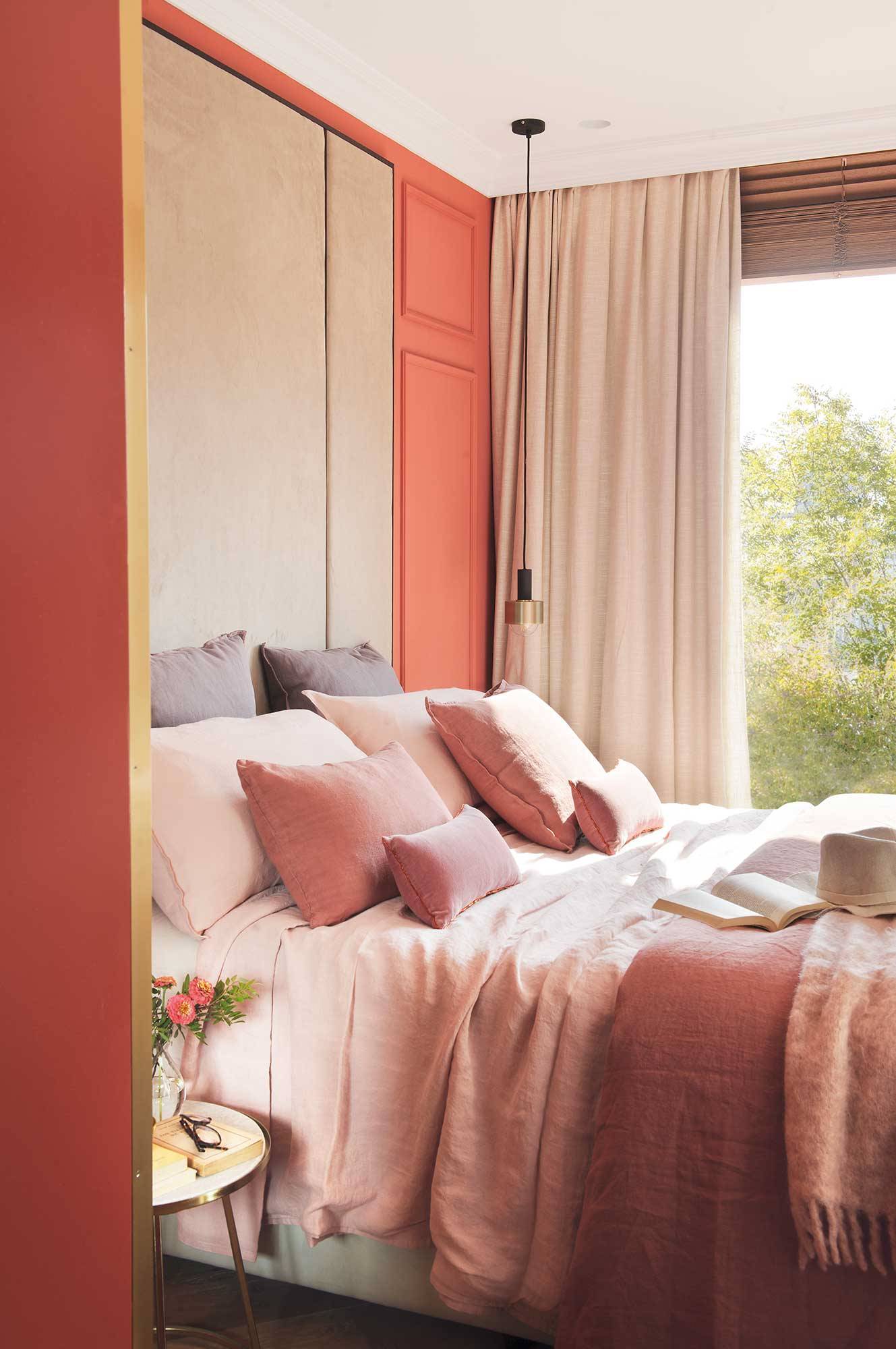 Dormitorio con cabezal tapizado en gris y cojines en rosa 00470681 . Rosa y gris: chic y sobrio