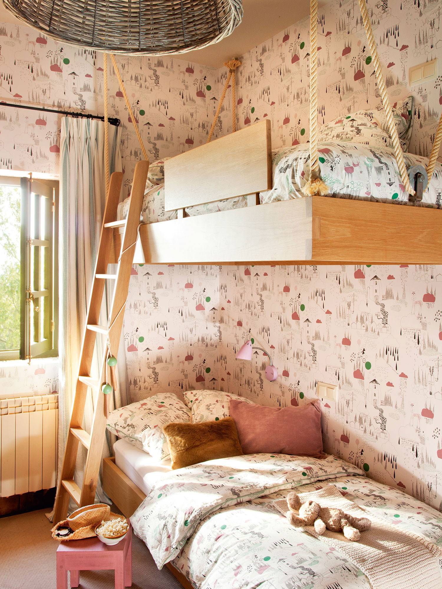 habitacion-infantil-con-dos-camas-una-de-ellas-suspendida-y-paredes-con-papel-pintado 404647