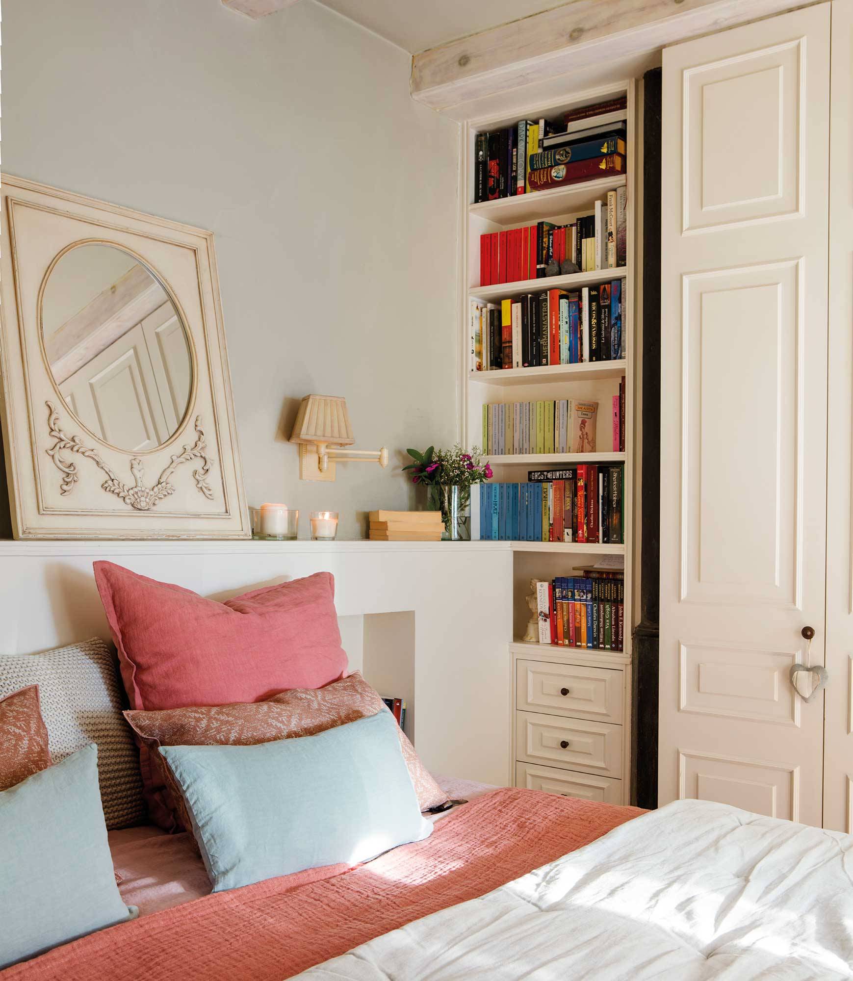 Dormitorio con cabecero tipo murete y librería y armario clásico