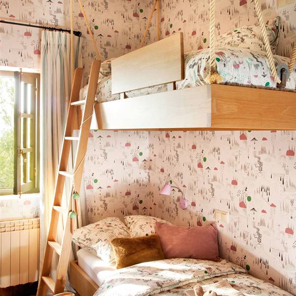 habitacion-infantil-con-dos-camas-una-de-ellas-suspendida-y-paredes-con-papel-pintado 404647
