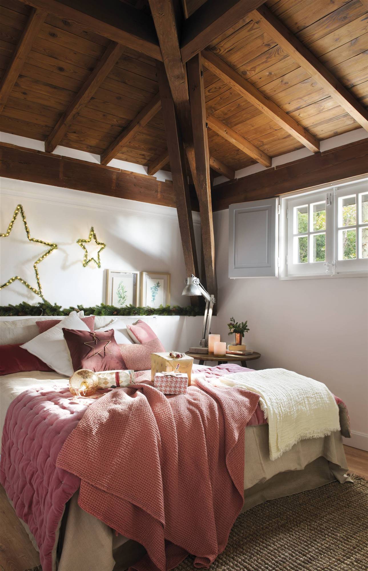 Dormitorio rústico con vigas de madera y cabecero a modo de murete