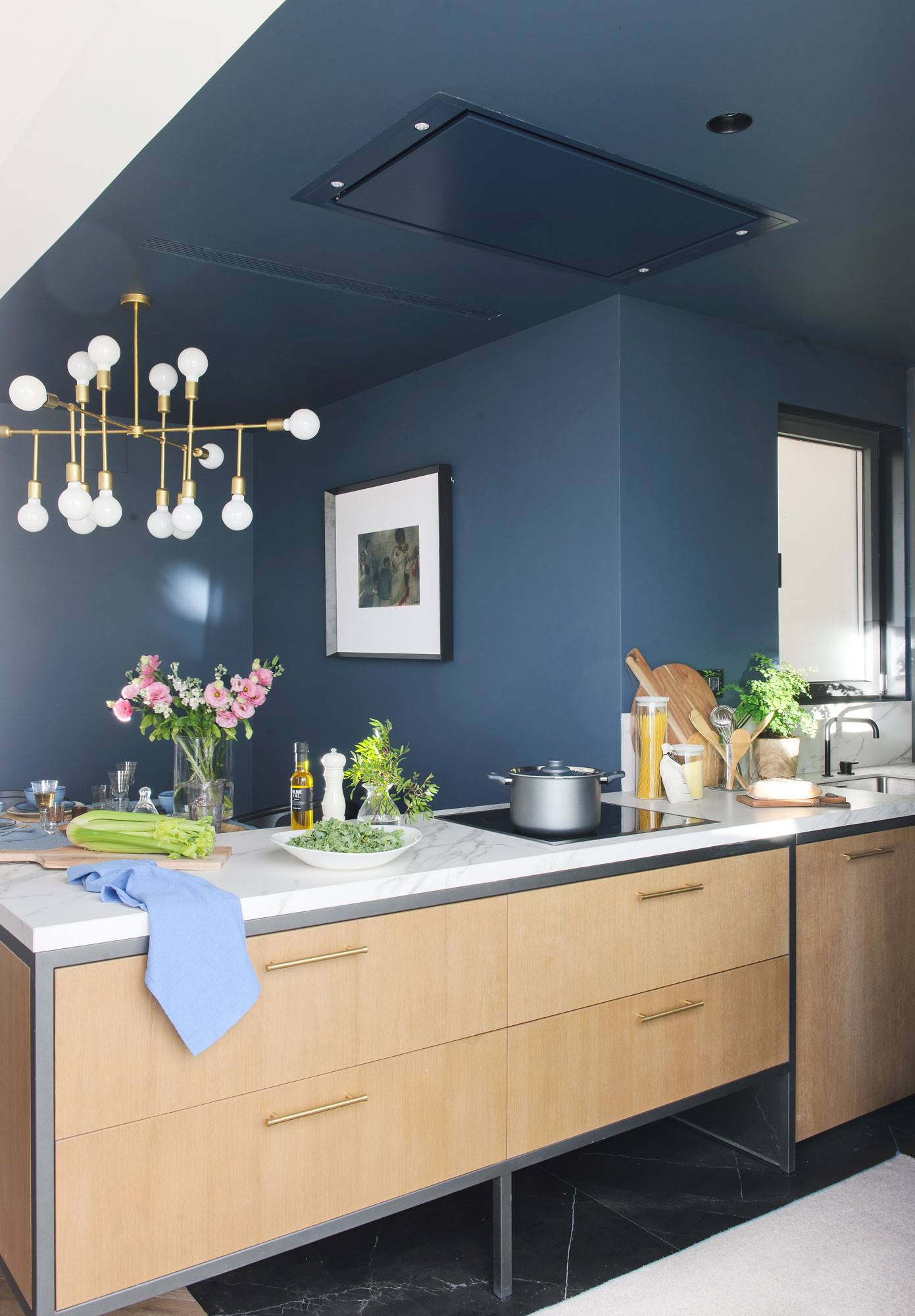 cocina con muebles en madera y paredes pintadas en azul 00470700 O