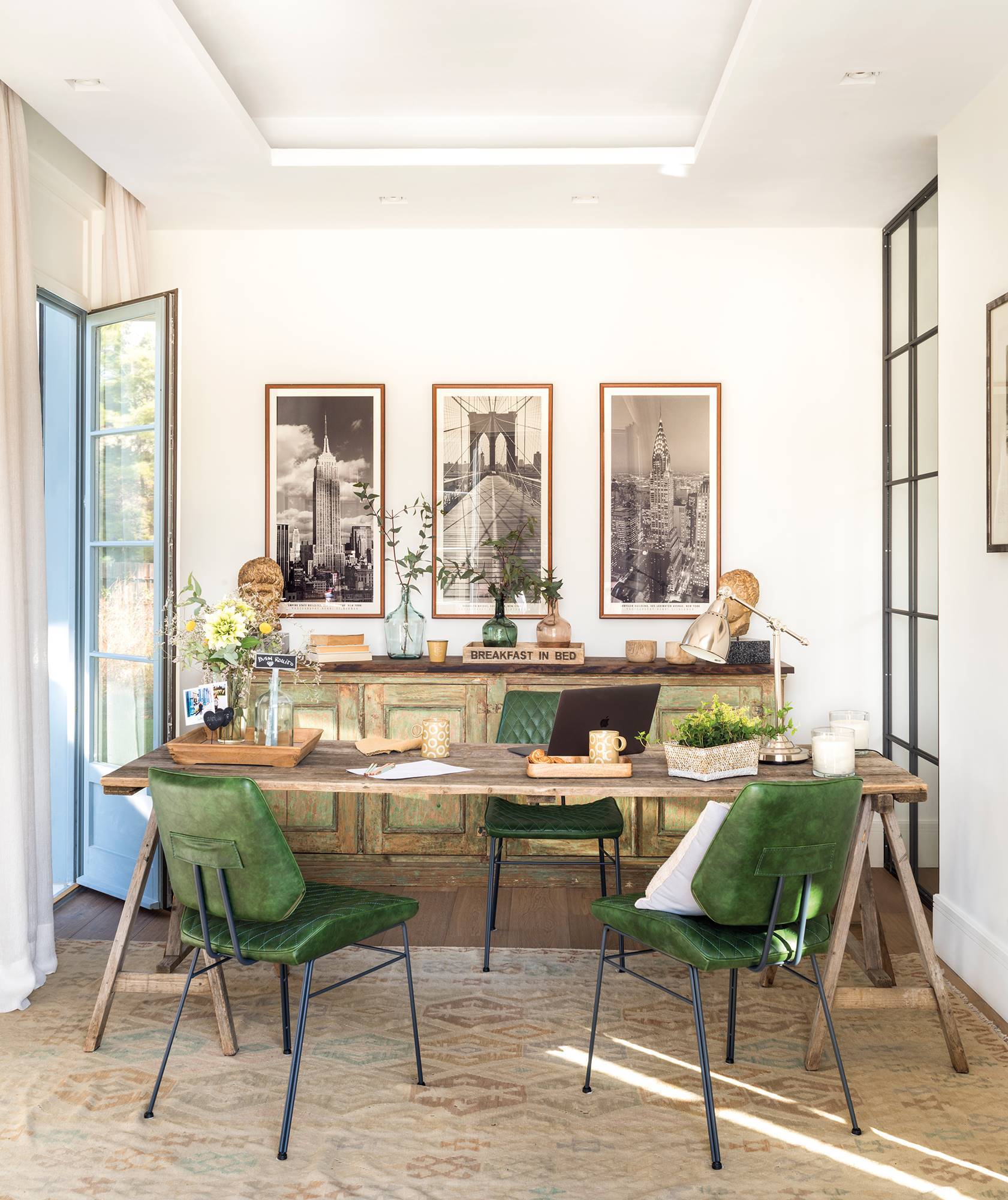 Comedor con aparador de madera y sillas tapizas en verde 00495531 . ¿Cómo saber si una pieza vintage es auténtica?