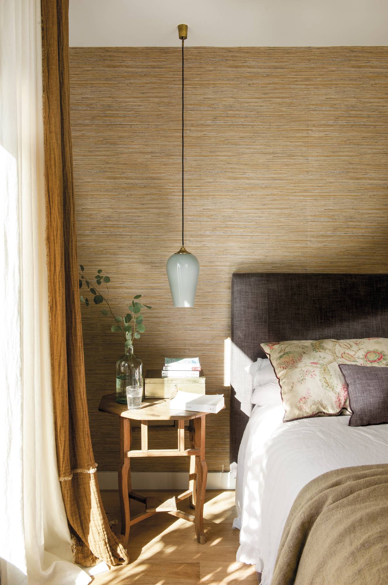 Dormitorio con papel pintado colores marrones y ocres.