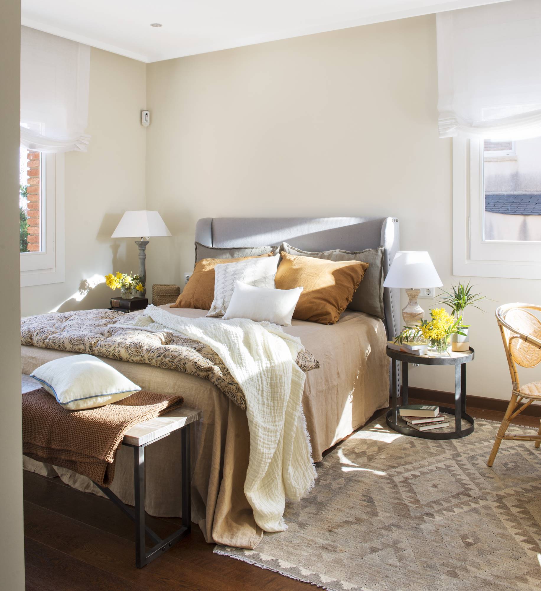 Dormitorio beige y canela con alfombra de lana. 