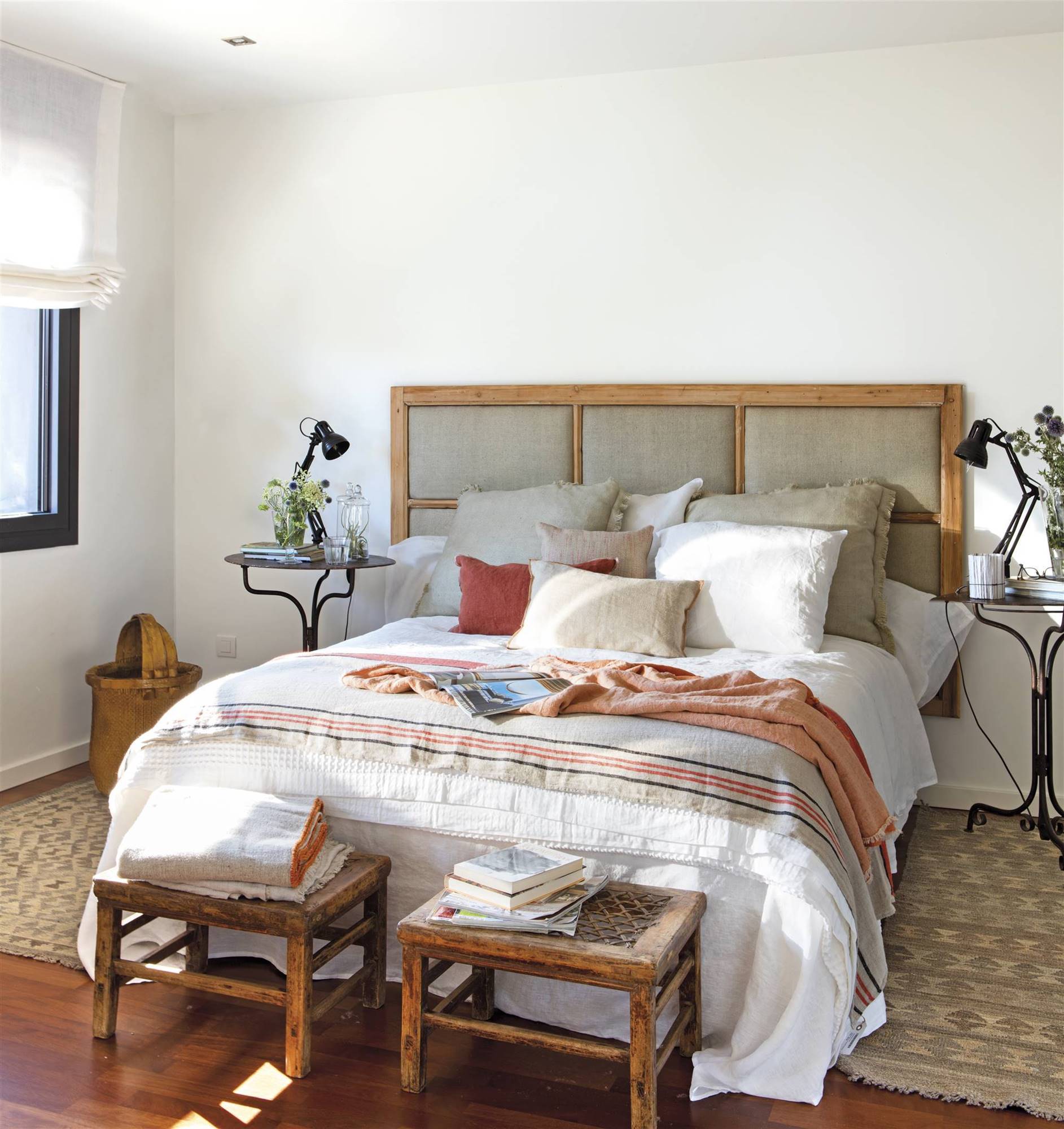 Dormitorio con cabezal tapizado cuarterones color lino y toques caldera.