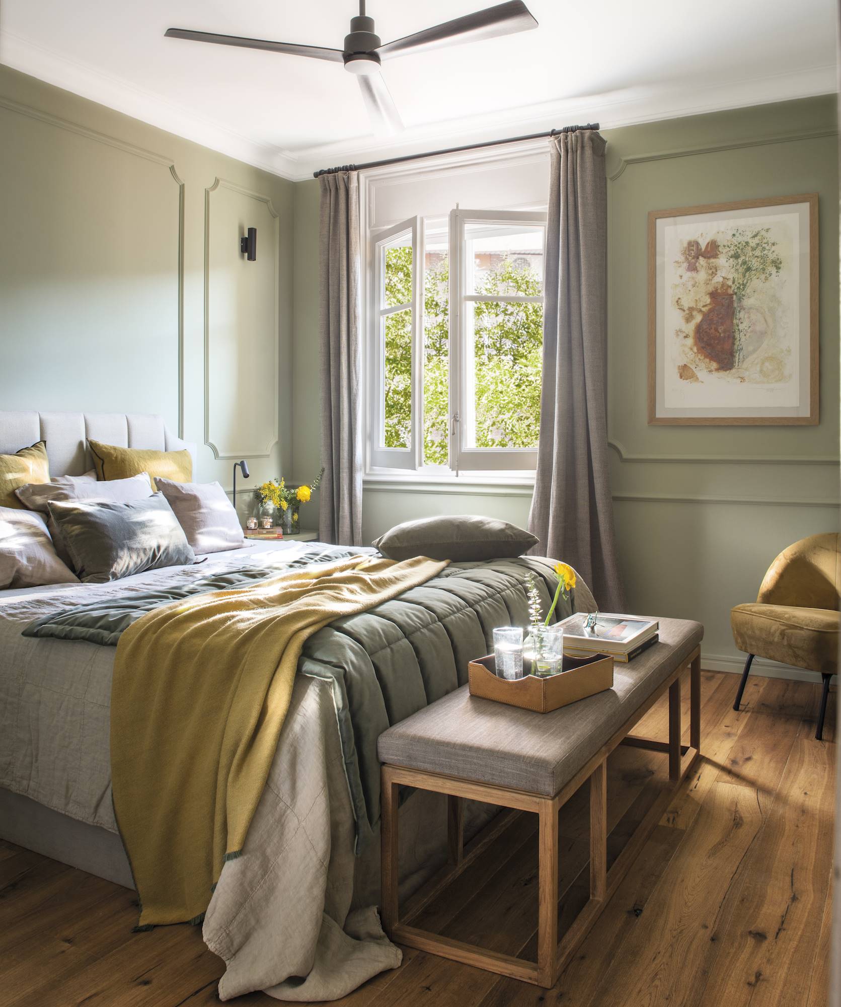 Dormitorio verde con toques ocres.