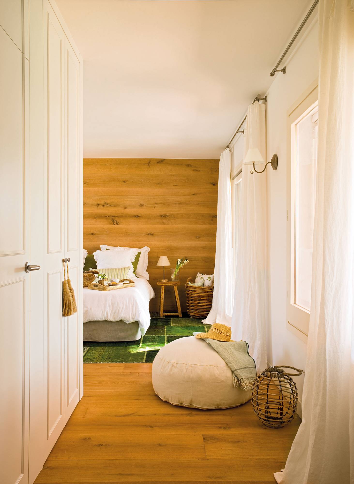 Dormitorio y vestidor con pared y suelo de madera 00345325 