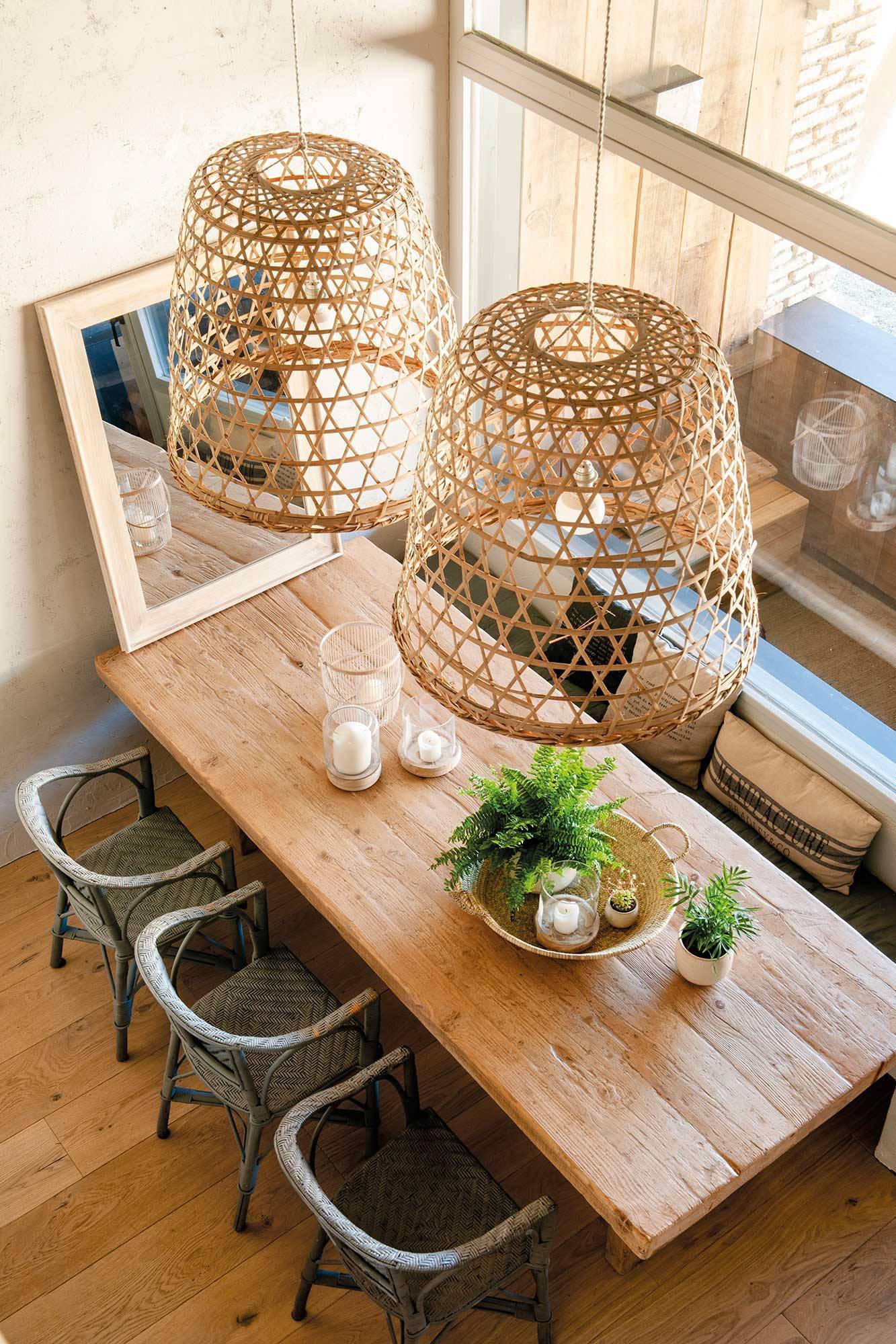 comedor rústico con mesa de madera y sillas y lámpara de fibras. Dale fibra a tus pantallas