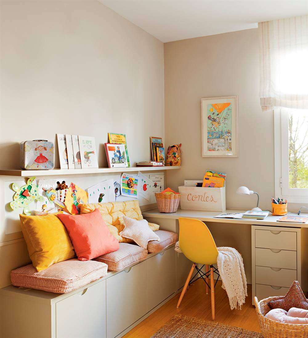 Dormitorio infantil con escritorio, silla amarilla y banco que es un zapatero.