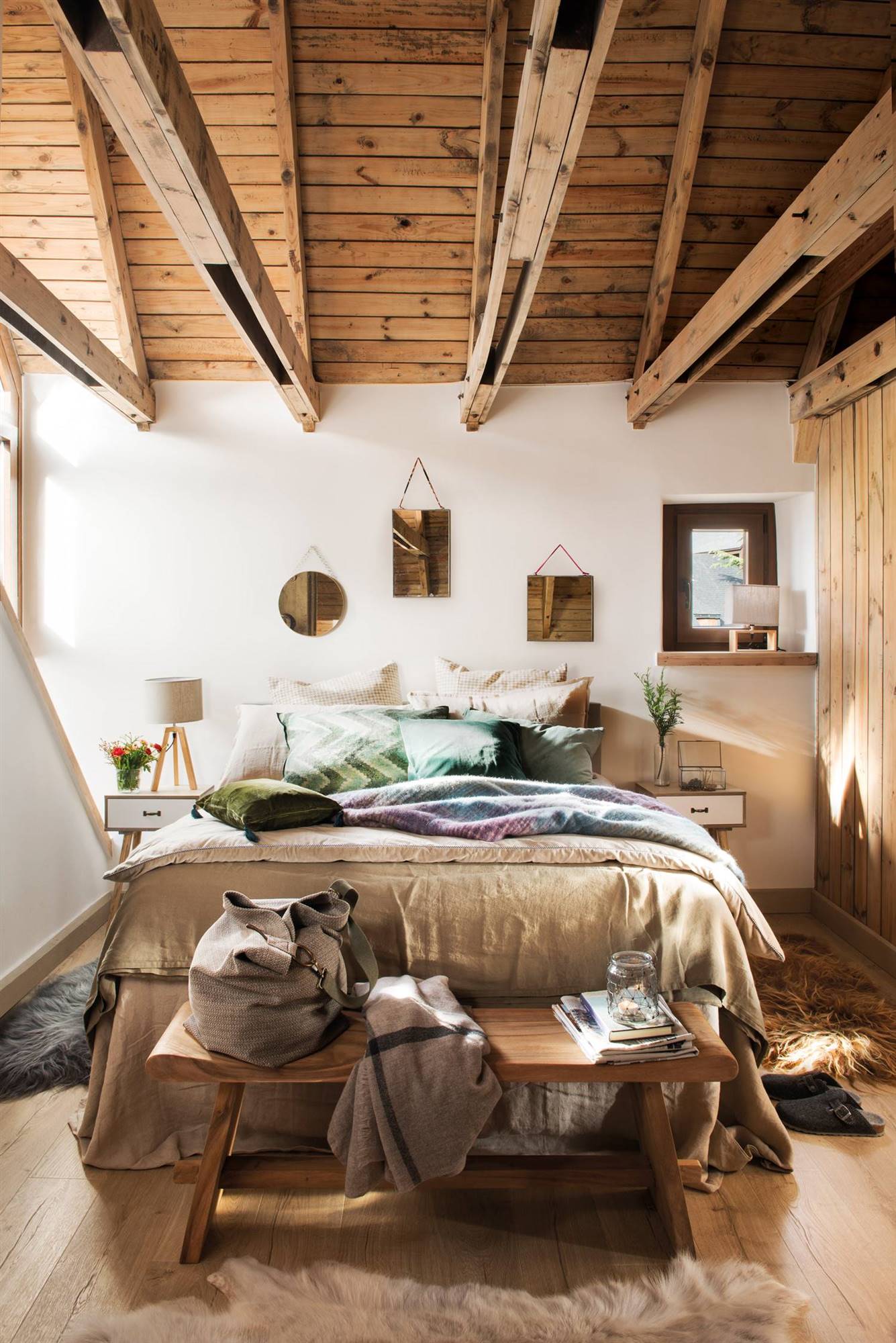 Dormitorio rústico con vigas de madera. 