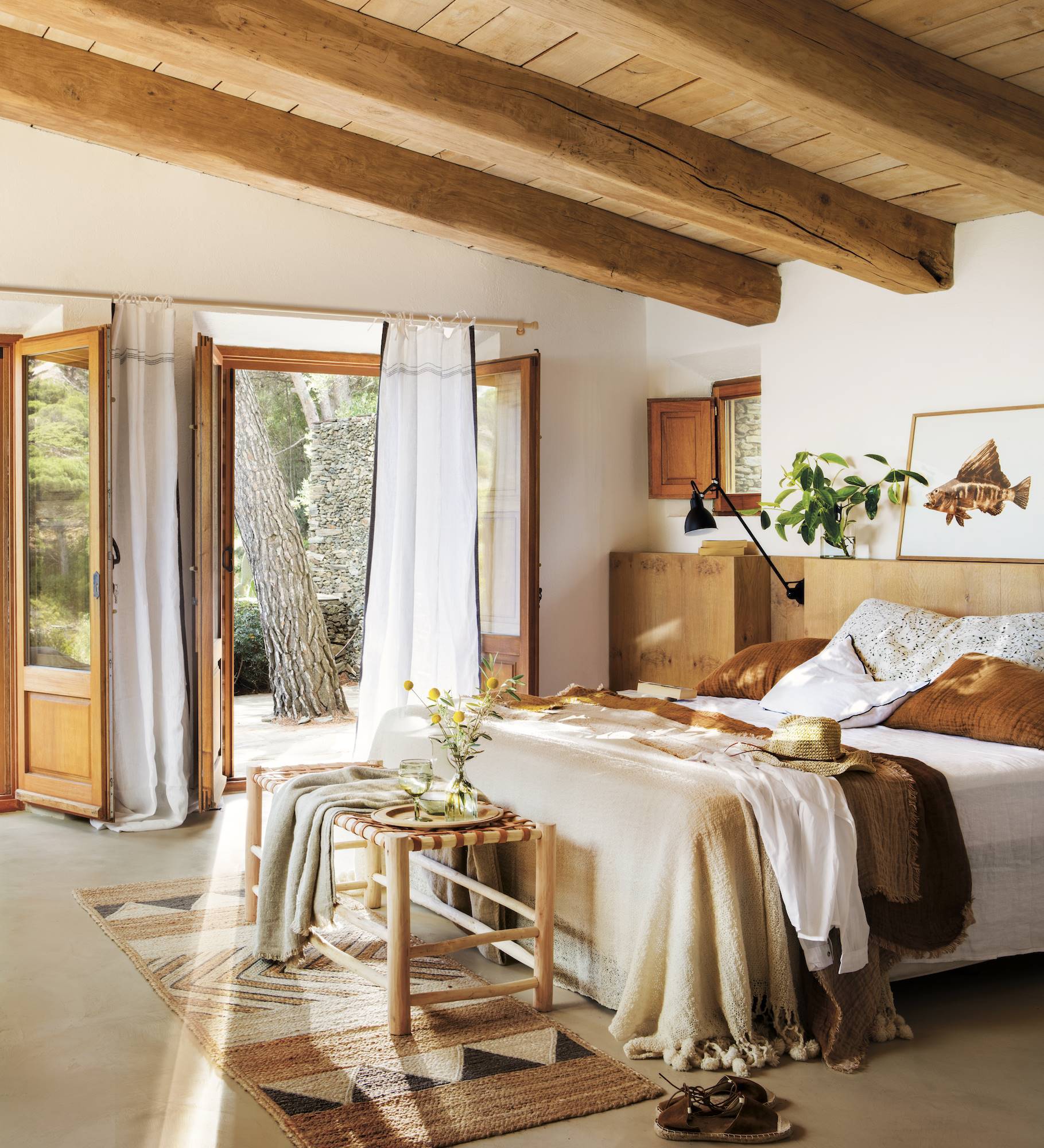 Dormitorio con techo de madera y colores a tono.