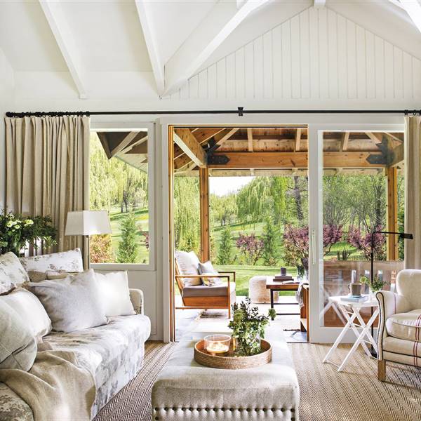Blanca por dentro, madera por fuera: la casa rústica perfecta para desconectar