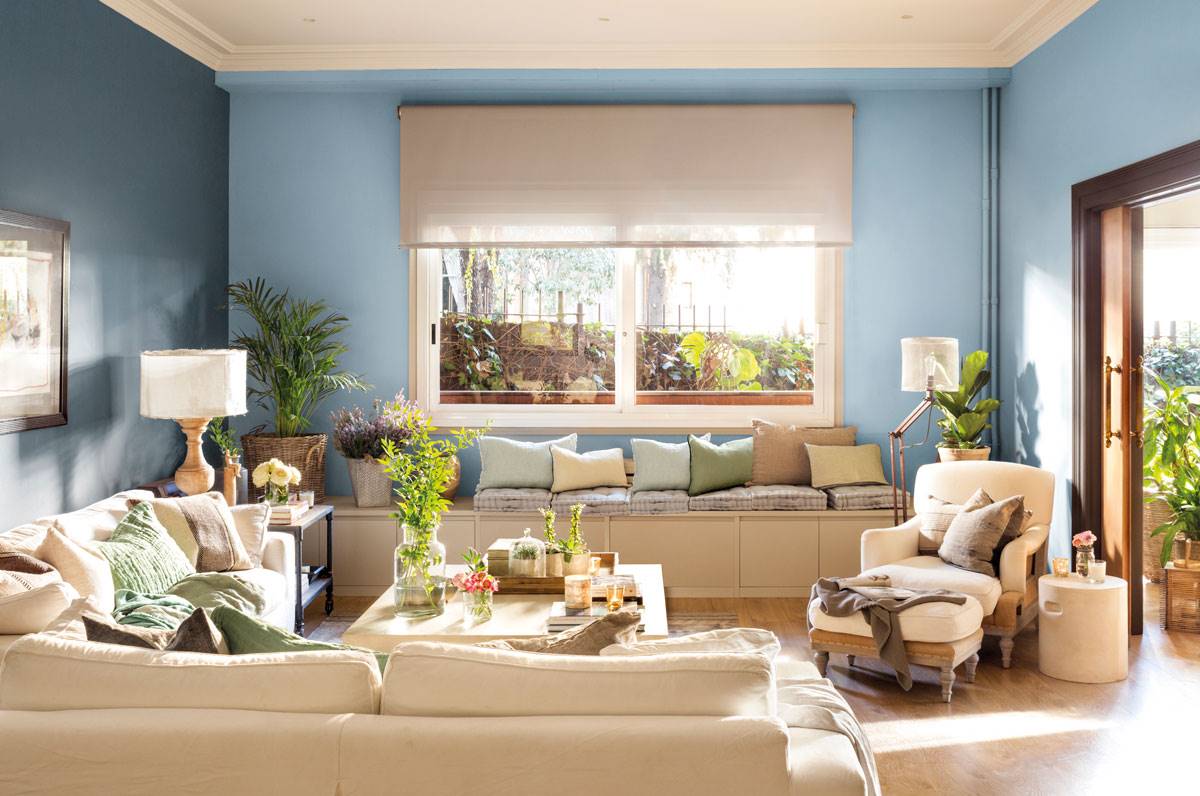 salon con retoque pared azul en lugar de beige