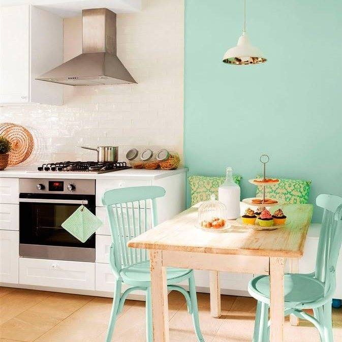 cocina-office-en-blanco-y-verde-menta-con-mesa-de-comedor-de-madera-sillas-estilo-thonet-en-verde-lampara-de-techo-campana-extractora-y-azulejos-blancos-brillantes - Feng Shui 