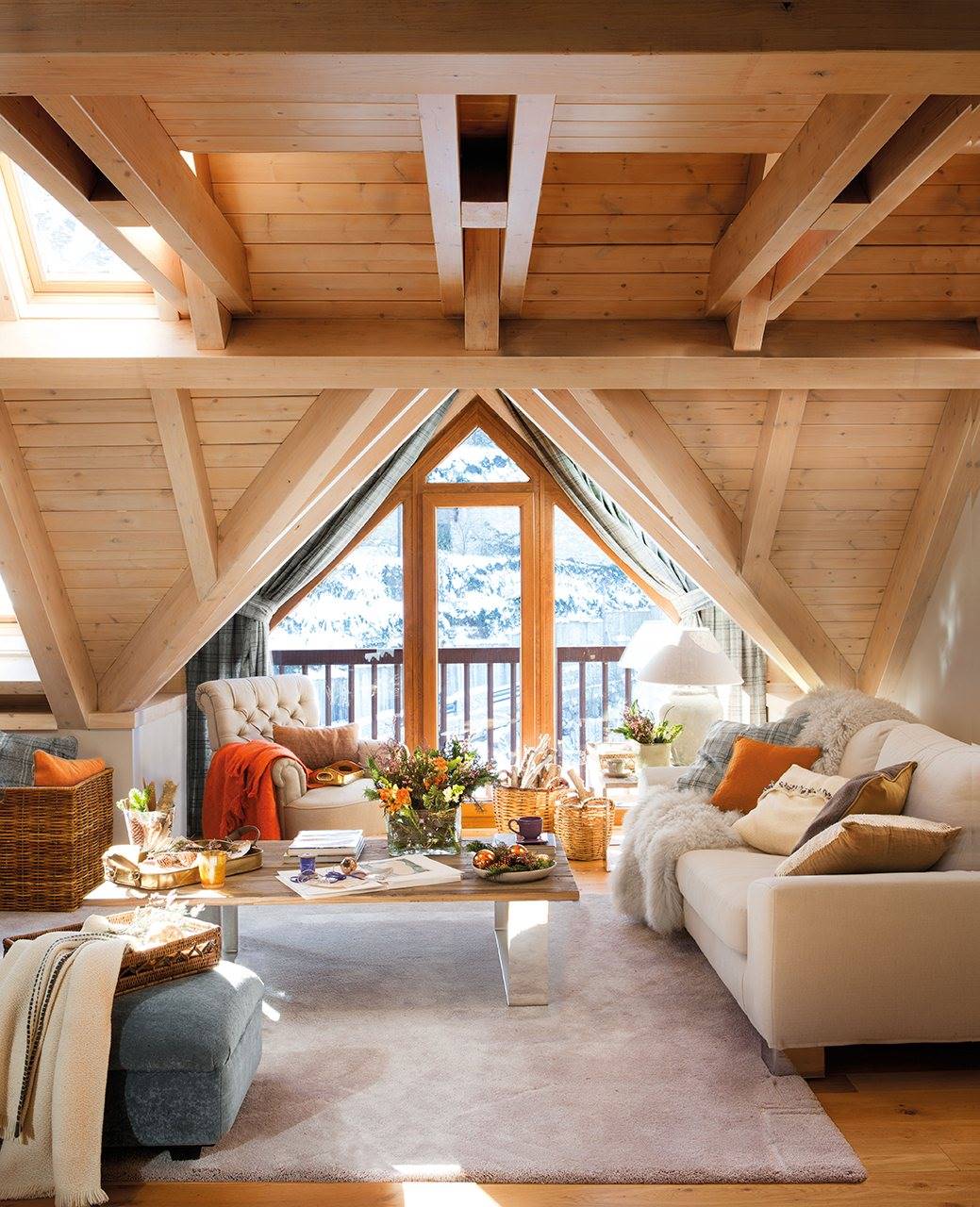 salon con techo abovedado de madera y ventana en tejado. El refugio perfecto en la nieve
