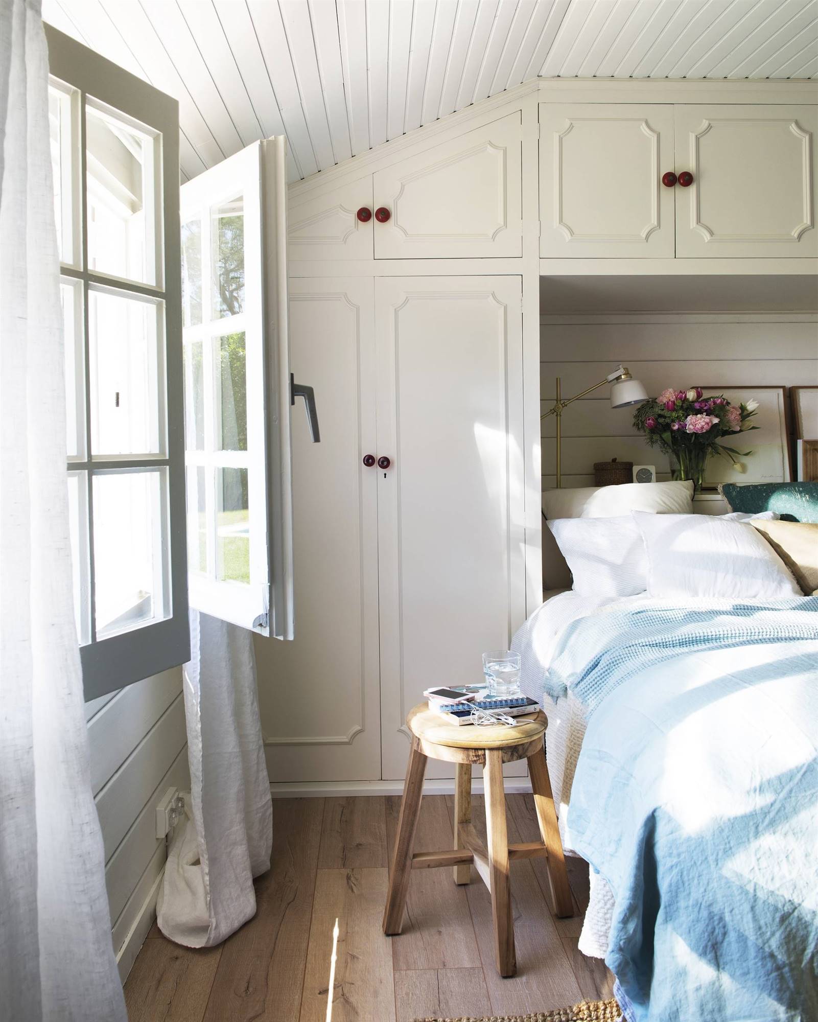 Dormitorio con armario a medida de color blanco que rodea el cabecero - 00458455