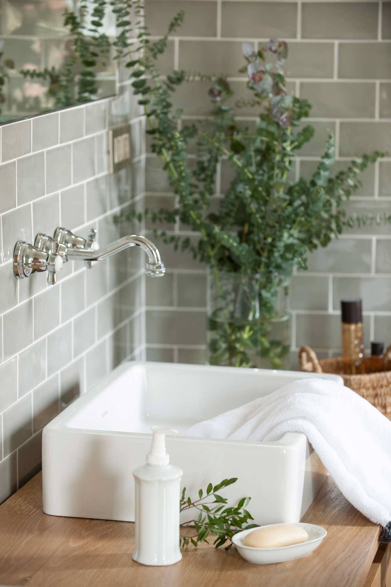 detalle baño lavabo sobreencimera con azulejos metro verdosos 00500639 O