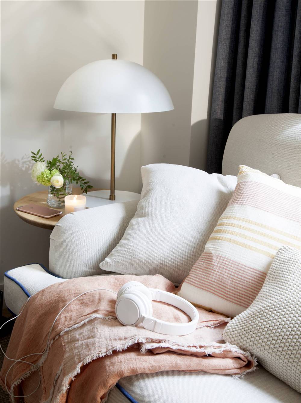 sofa blanco con cojines y plaid rosa-505442