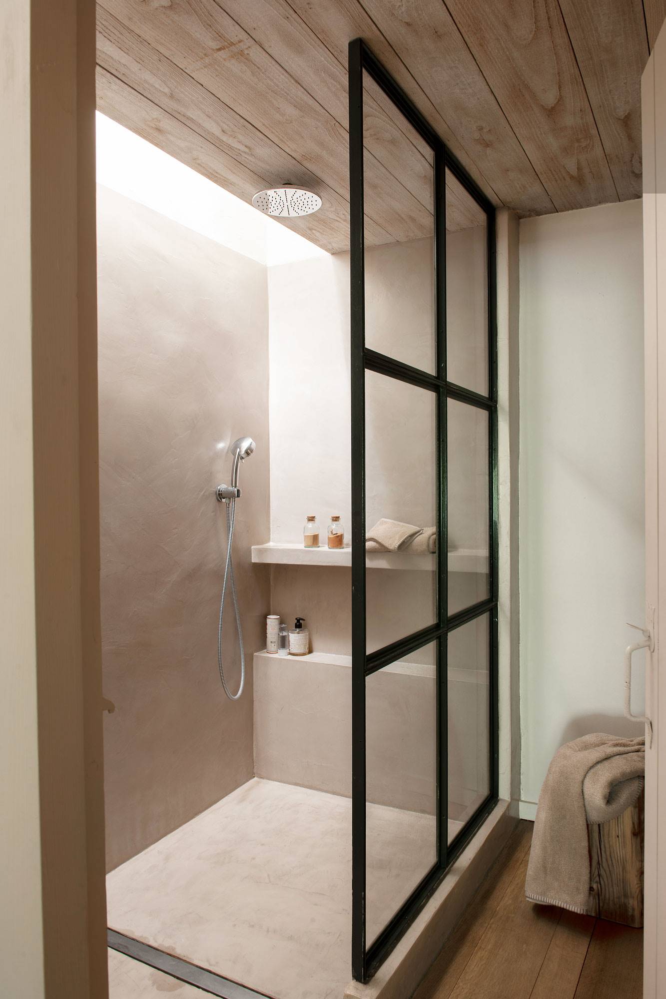 baño sin ventana zona de la ducha en microcemento con mampara de perfiles en negro 00485542 O