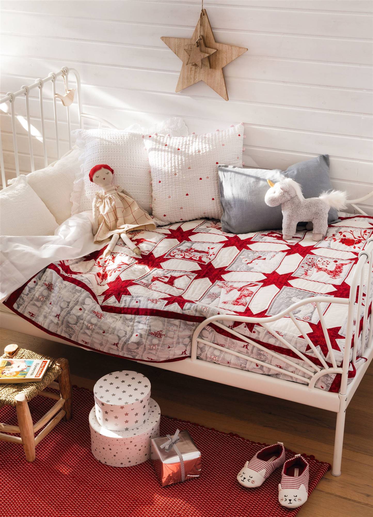 cama con decoración navideña 00493484