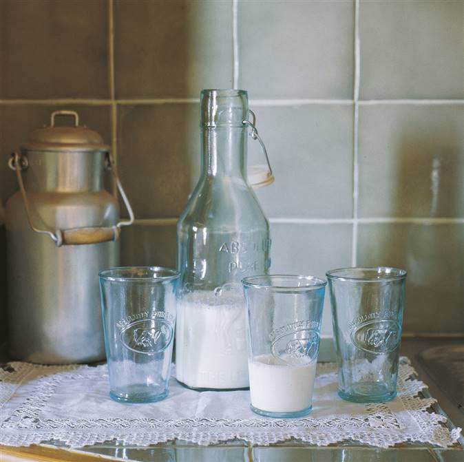 Jarra de leche, lechera y vasos antiguos sobre tapete-294975