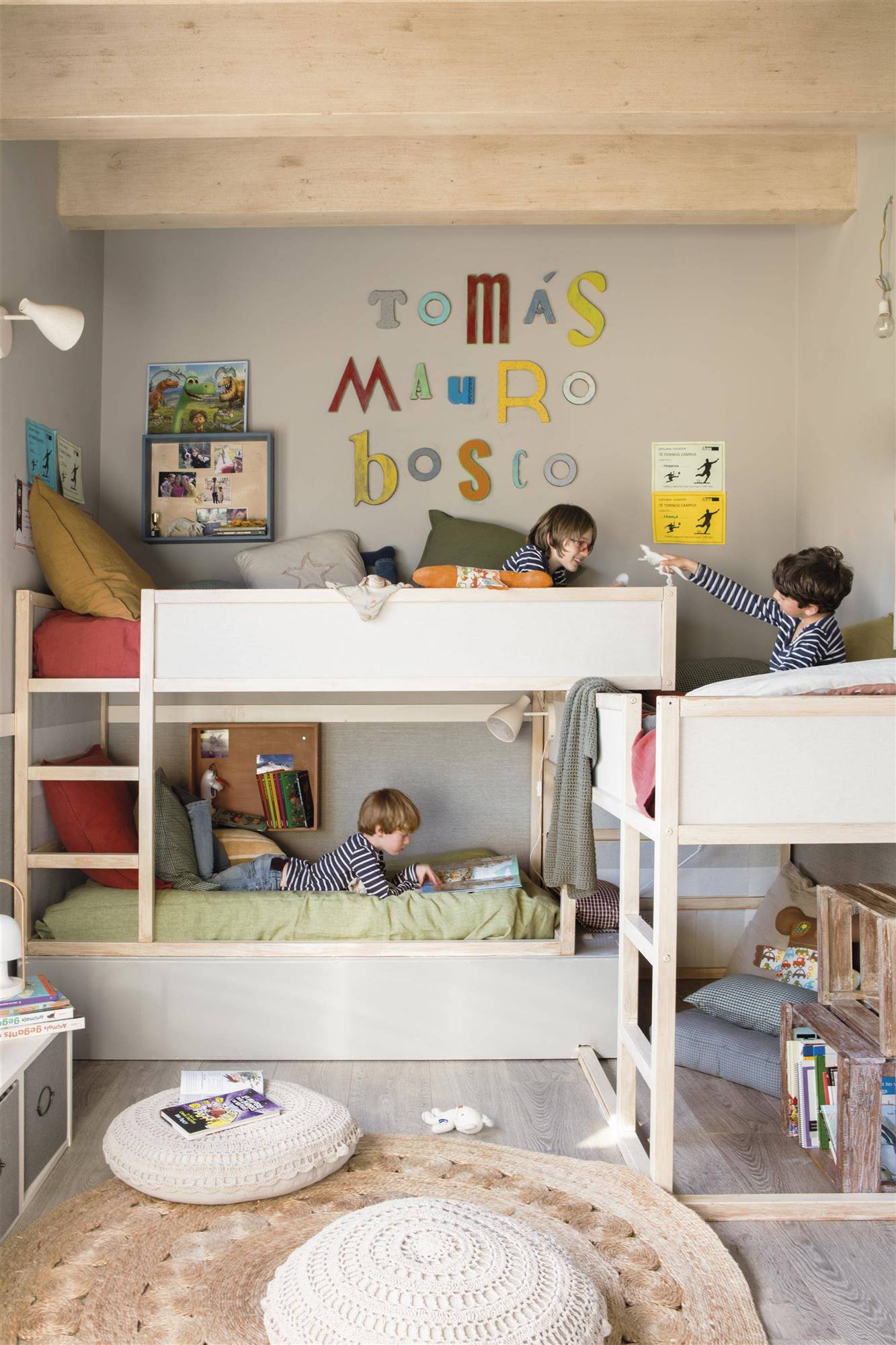 Habitación infantil con literas para tres hermanos 00456670