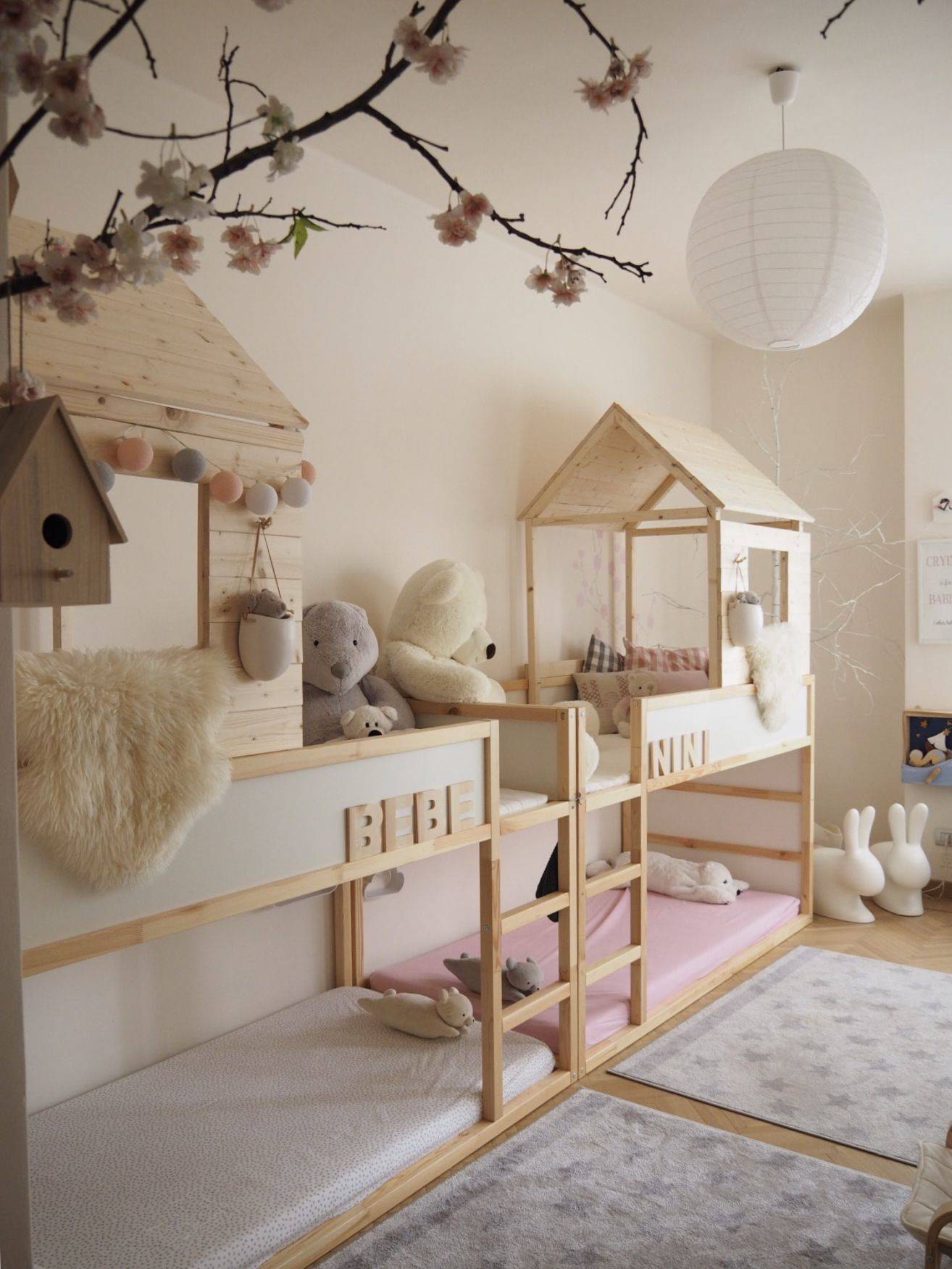 Dos literas infantiles unidas con formas de casitas, en Pinterest