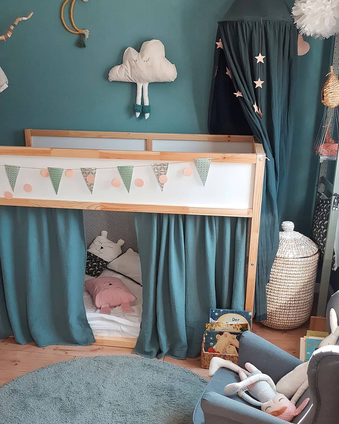 Habitación infantil con litera con dosel de tela azul, en Instagram