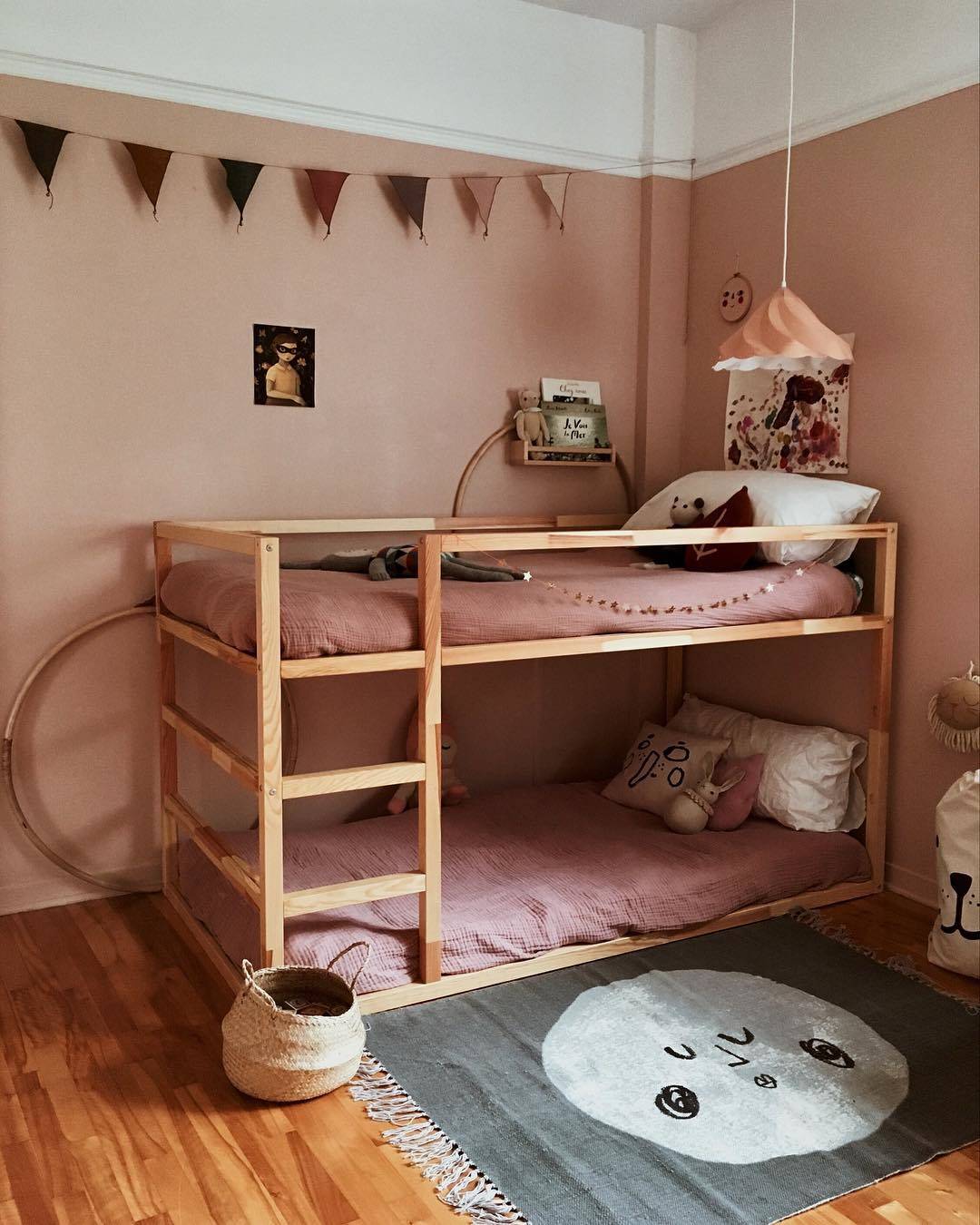 Litera infantil de madera con ropa de cama y paredes en color rosa, en Pinterest