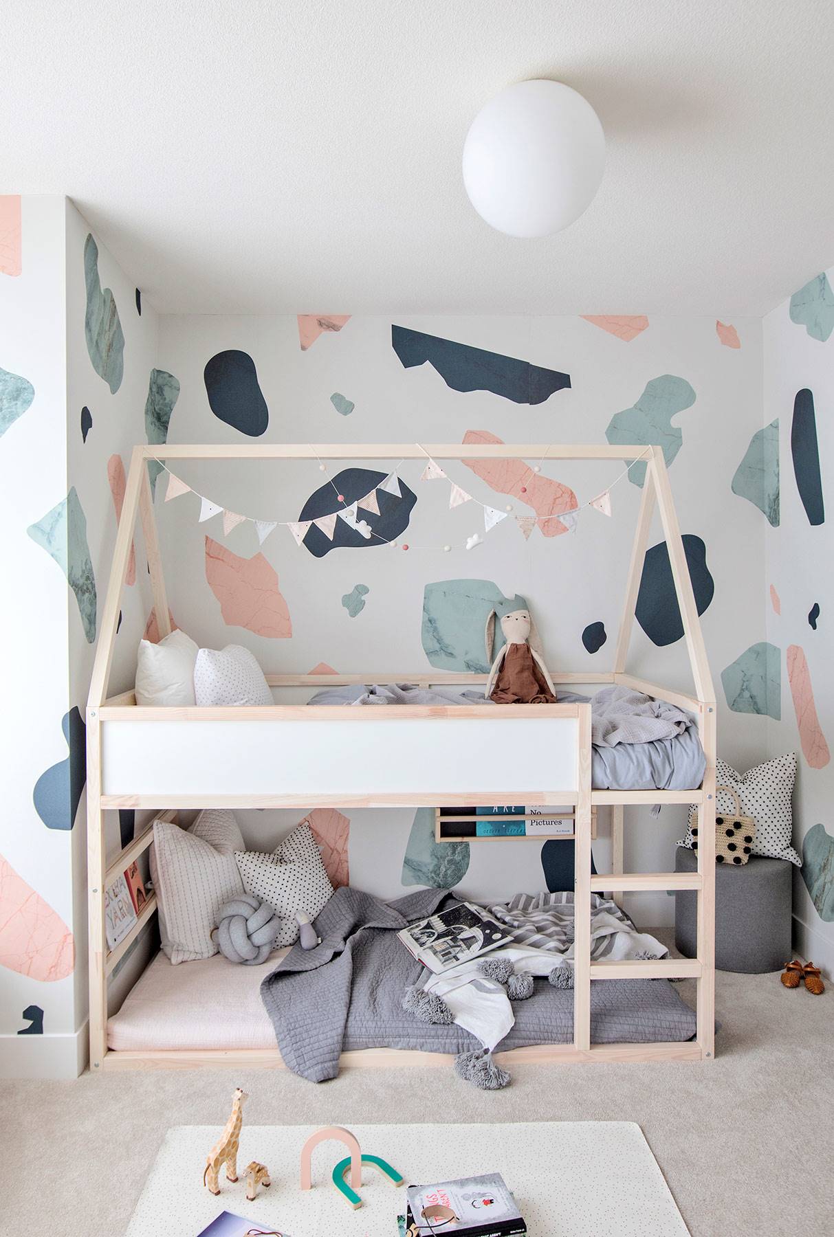Habitación infantil con litera tipo casita de estilo nórdico, en Pinterest