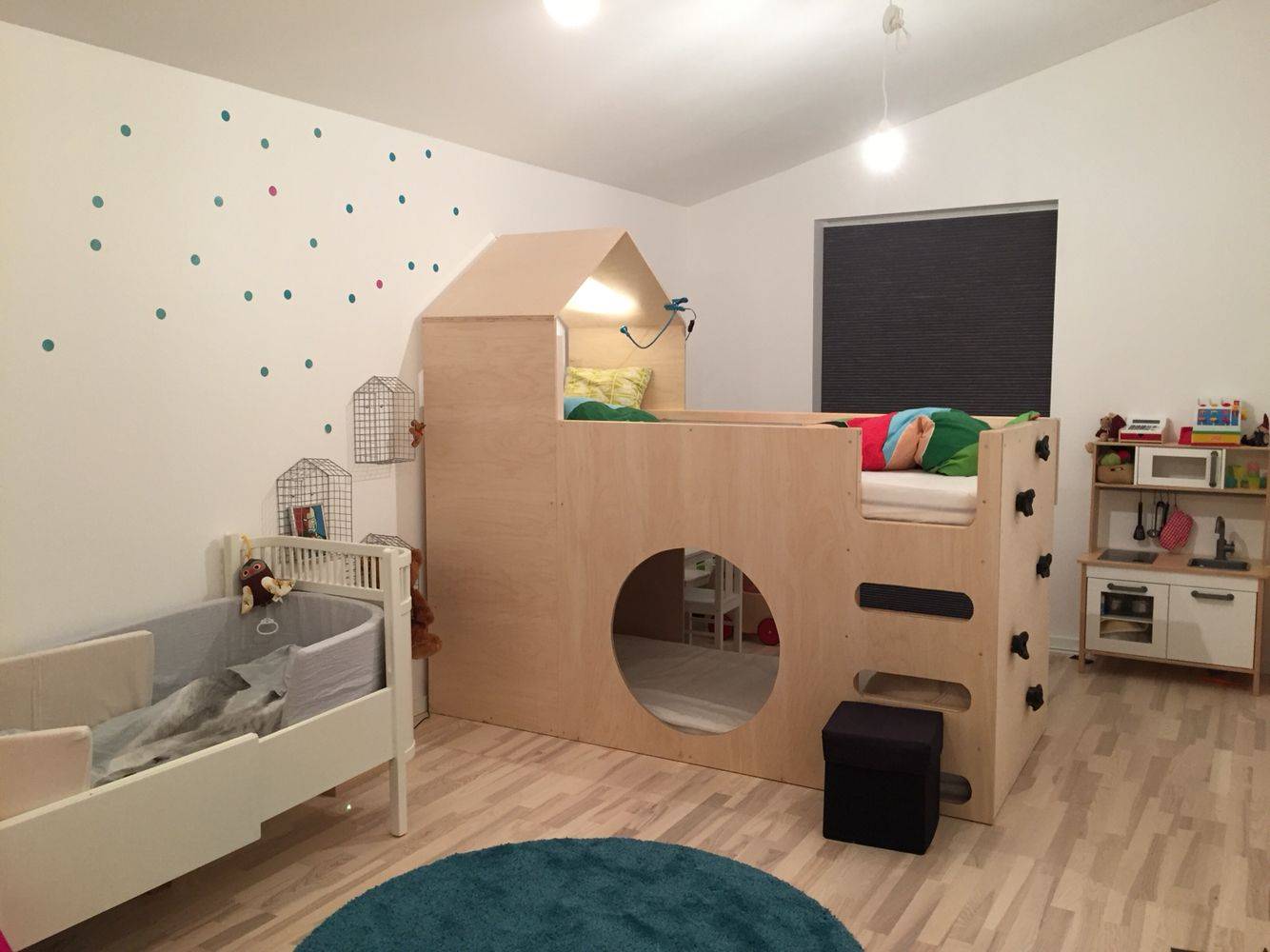 Habitación infantil con rocódromo y litera tipo casita de madera contrachapada, en Pinterest