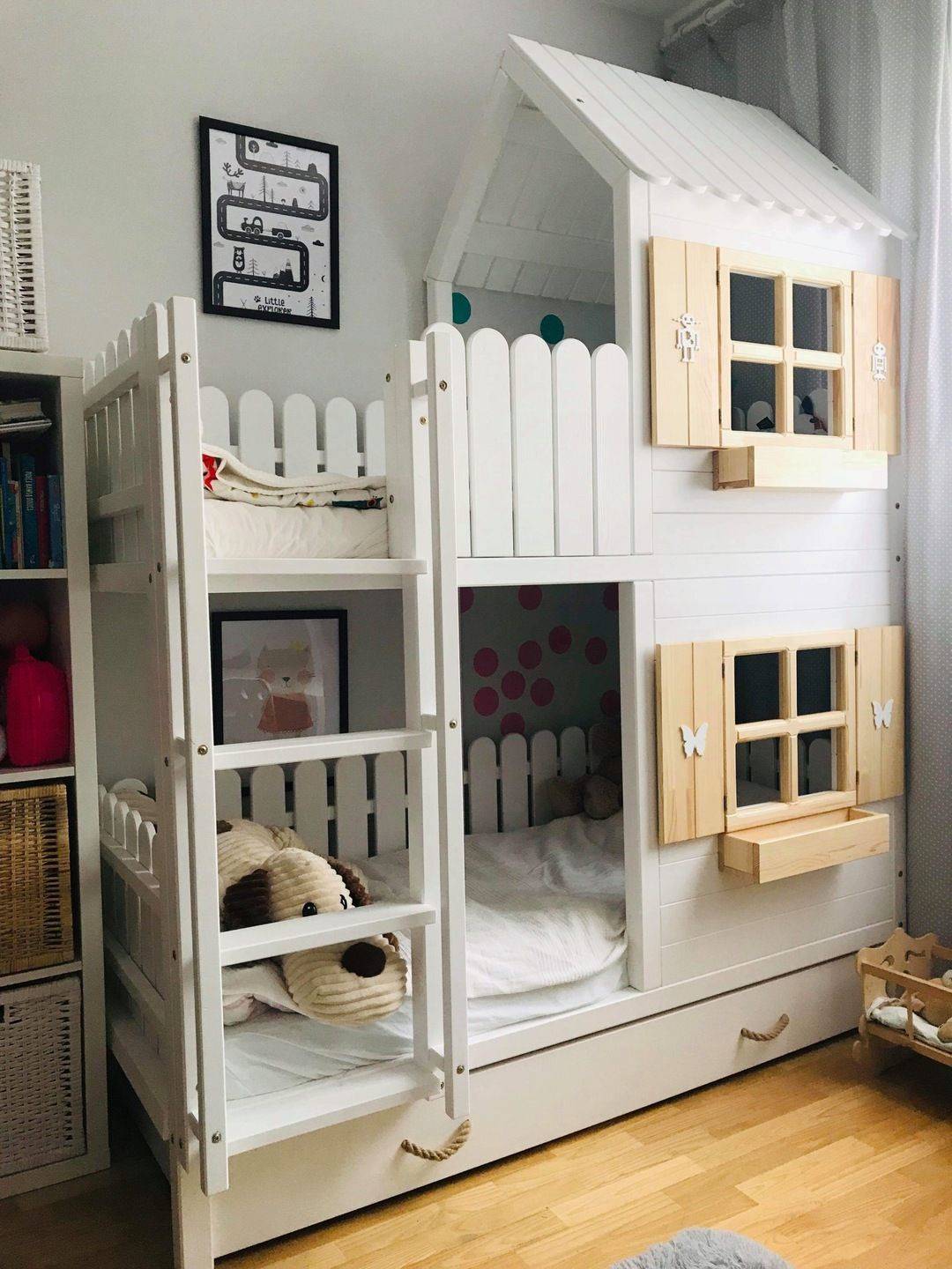 Litera infantil con forma de casita blanca con vallas, en Pinterest