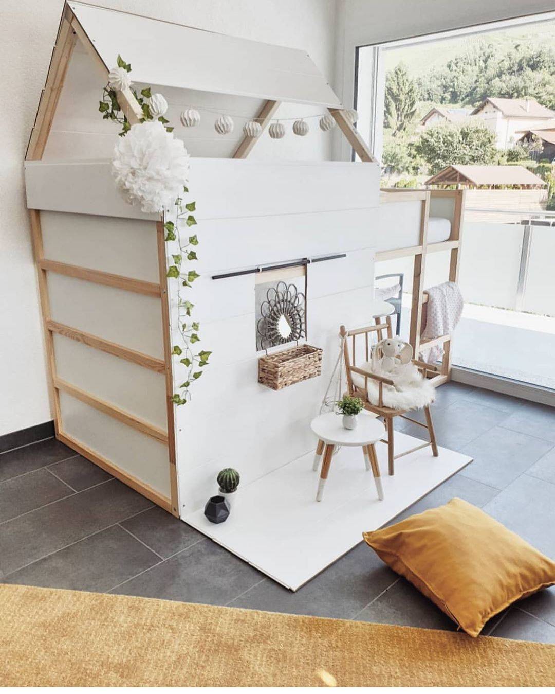 Litera infantil con forma de casita blanca y diseño nórdico, en Instagram