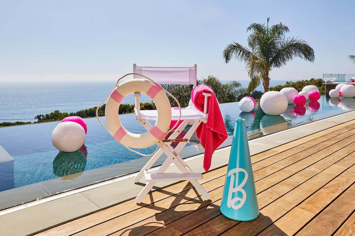 casa barbie airbnb malibu piscina silla socorrista