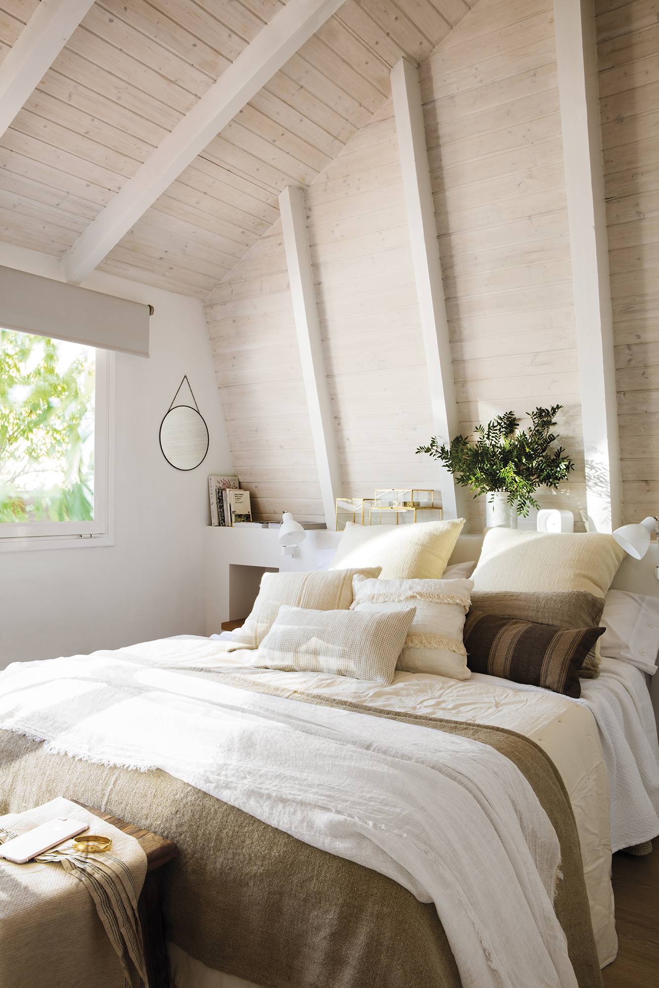 Buhardilla dormitorio con techo de madera en blanco