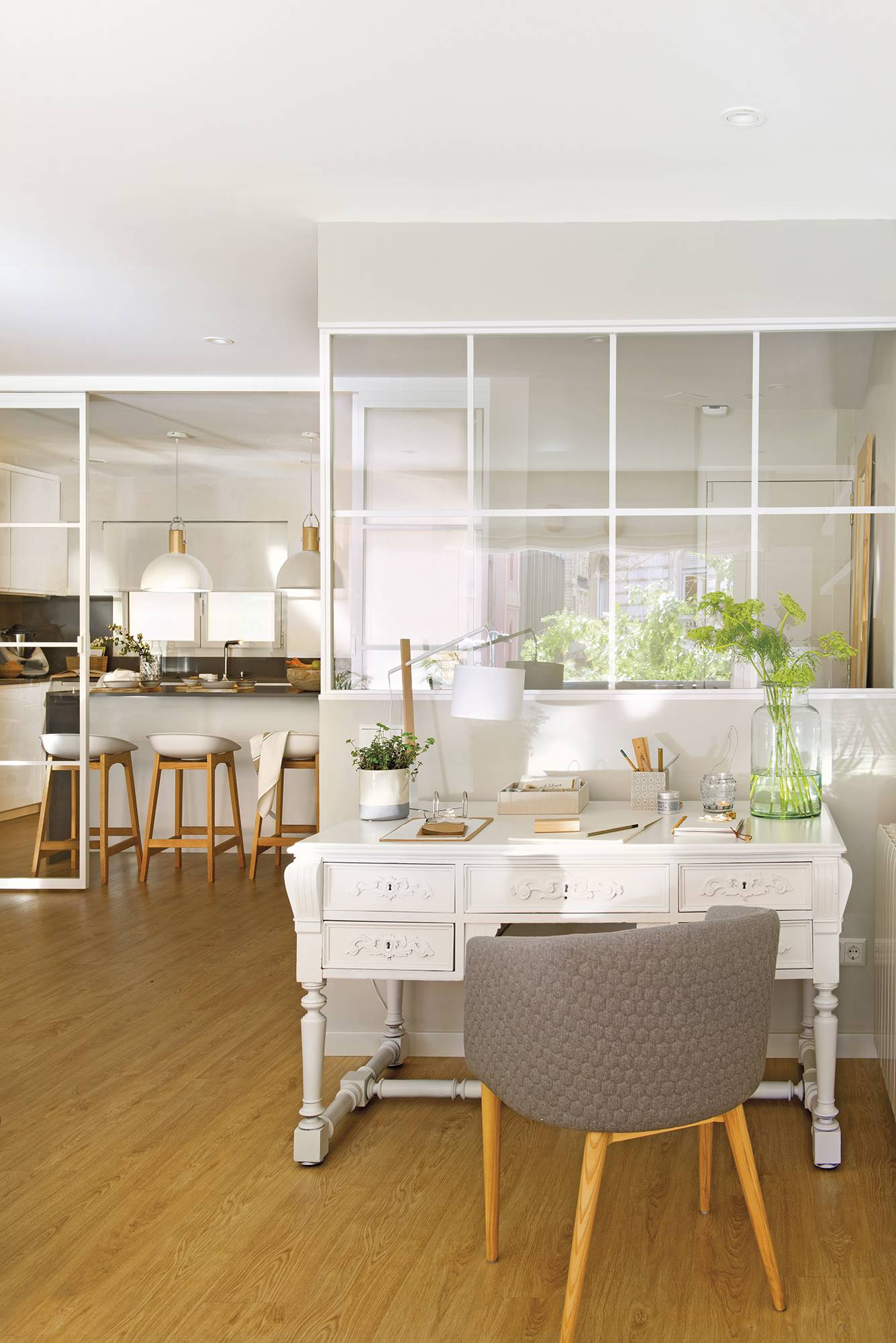 Salón con escritorio lacado en blanco y cocina cerrada con correderas acristaladas blancas_DSC3679