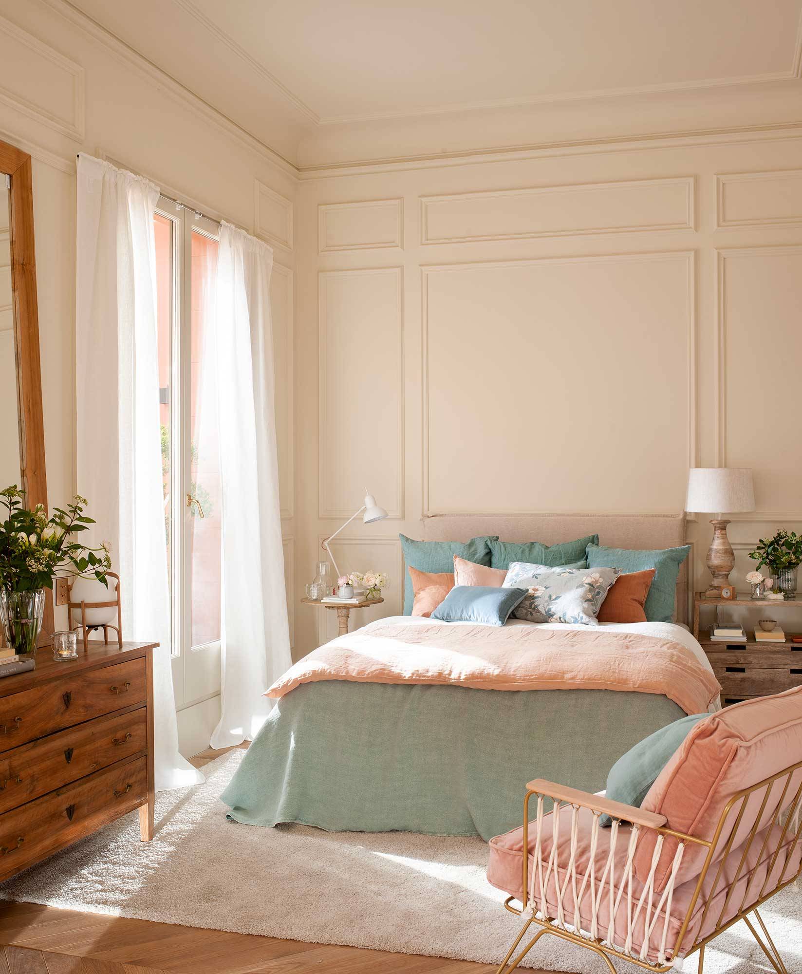 dormitorio principal con ropa de cama en rosa y verde claro 00501571 O