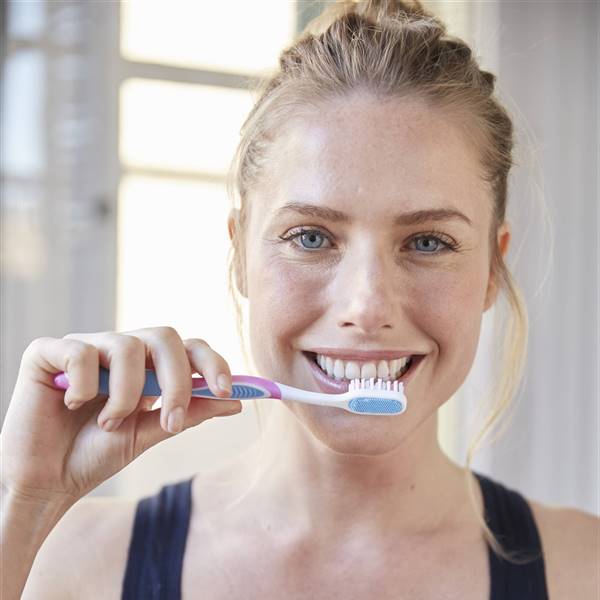 Cómo limpiar el cepillo de dientes y cuándo renovarlo