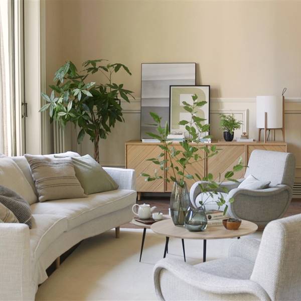 Un salón clásico con muebles modernos: contraste de estilos que funciona